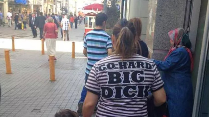 Üstünde farklı dilde yazı olan tişörtleri satın almadan önce anlamlarına bakıyor musunuz?