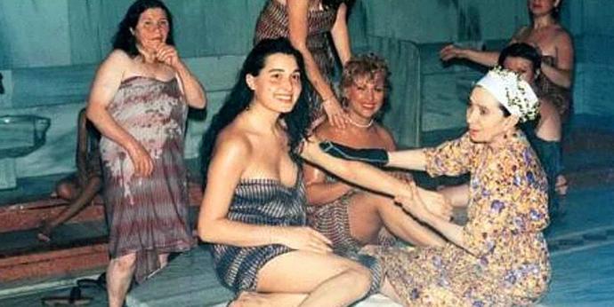 Hemcinsinin karşısında soyunmaktan utanır mısın?