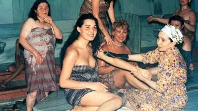 Hemcinsinin karşısında soyunmaktan utanır mısın?