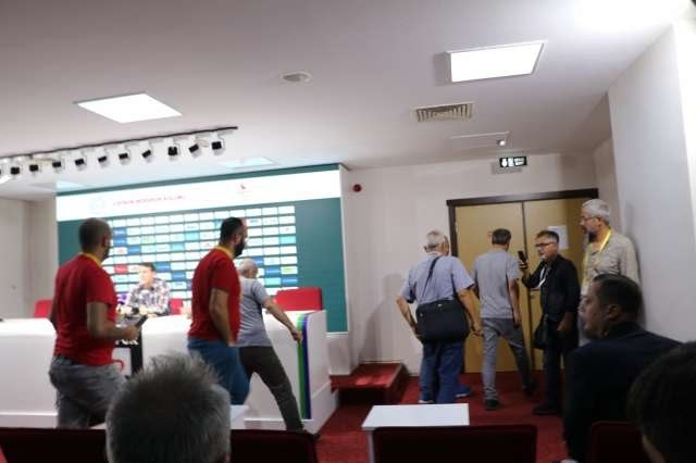 Samsunspor teknik direktörü, bazı gazetecileri tesise almadığı için basın toplantısında protesto edildi. Sizce de haketmedi mi?