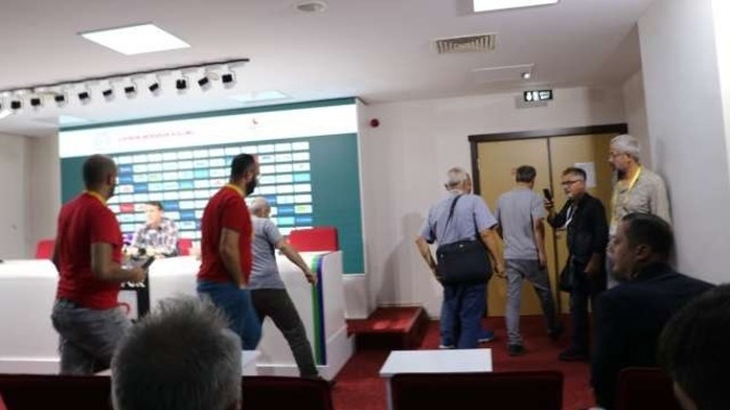 Samsunspor teknik direktörü, bazı gazetecileri tesise almadığı için basın toplantısında protesto edildi. Sizce de haketmedi mi?