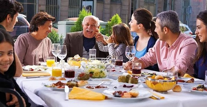 Sizin dedeniz de yemek yerken sohbet edilmesine kızıyor mu?