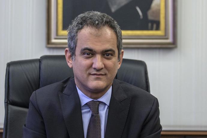 Mahmut Özer, haksız atama yapıldığını söyleyen öğretmene, Mühendisler atanamıyor sizin kadar ağlamıyor dedi. Öğretmenler ağlıyor mu?