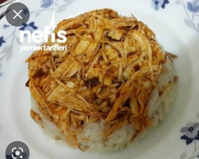 Pilavüstü salçalı soslu tavuğun yanında ne gider?