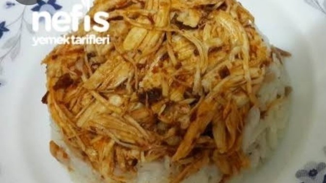 Pilavüstü salçalı soslu tavuğun yanında ne gider?
