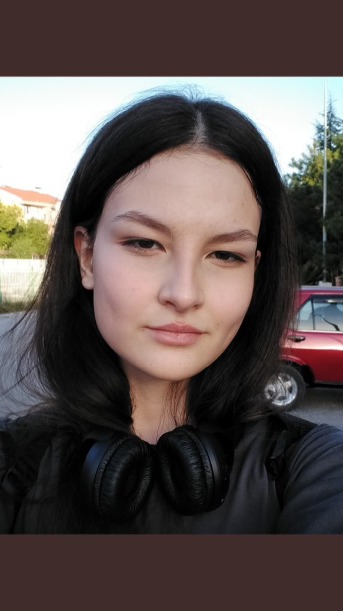 Bu kız aşırı mı güzel yoksa normal bir güzelliği mi var?
