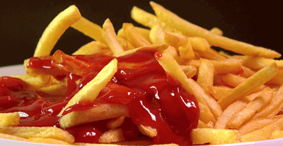 Üzerine ketçap dökülmüş patates kızartması