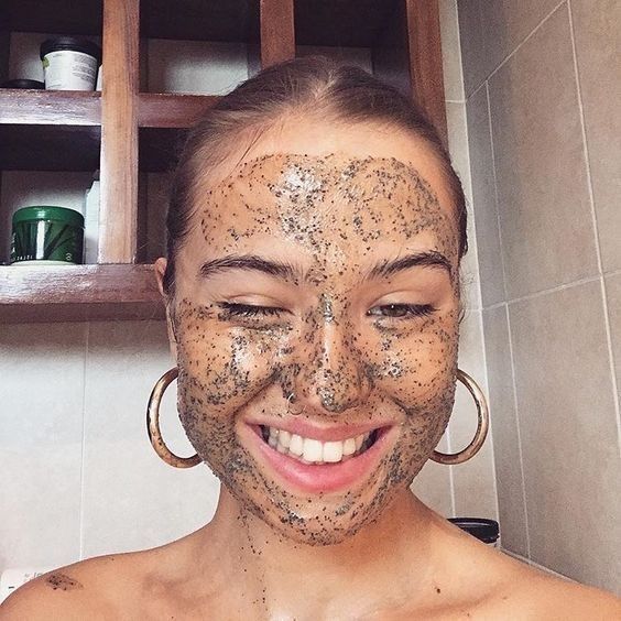 Kahve içtikten sonra telvesi ile peeling yaptım diye erkek arkadaşım evlenilecek kız dedi. 😂 Haklı mı?