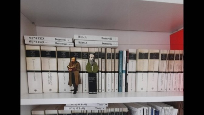 Bir yazarın tüm kitaplarını okuma gibi bir idealiniz oldu mu?