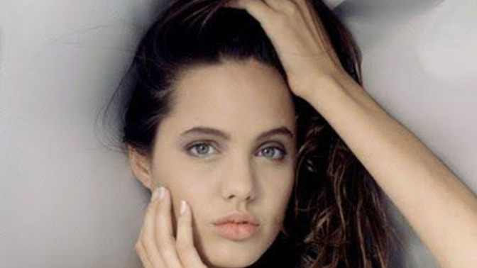 Angelina Jolie mi daha güzel Rachel Weisz mı daha güzel?