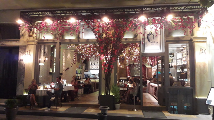 Atinadan şık bir taverna