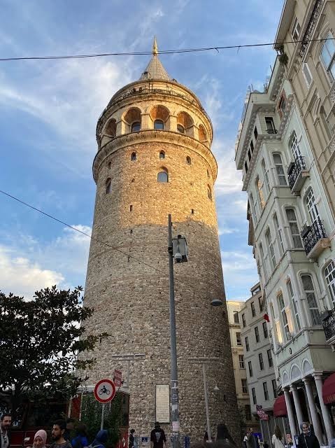 Beyoğlu'nda bir kadın beş saat boyunca hareketsiz durdu! Siz olsaydınız ne sorardınız?