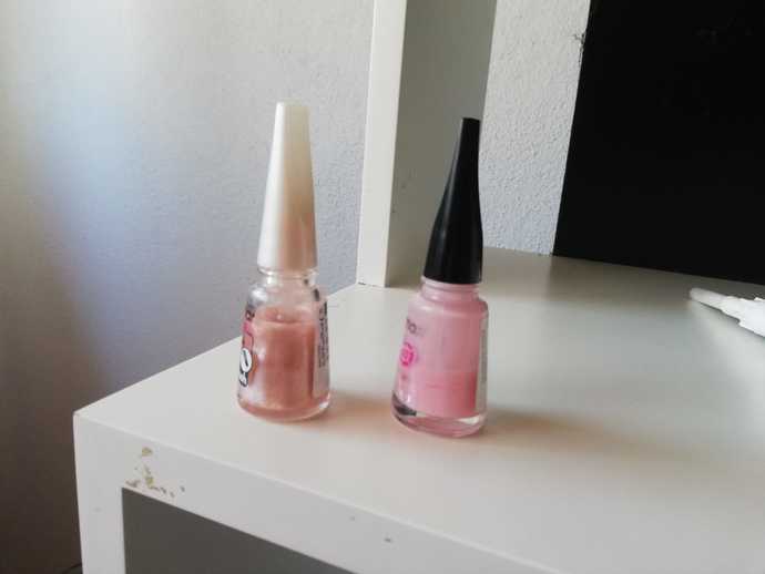 Beyaz bir şey giyeceğim, pembemsi oje sürmek istiyorum. Sizce hangisini süreyim 💅?