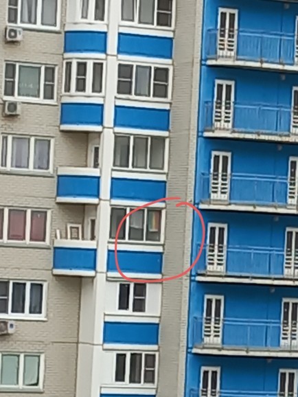 Karşı komşum evinin balkonuna böyle bir şey asmış. Bu LGBT bayrağı mı?