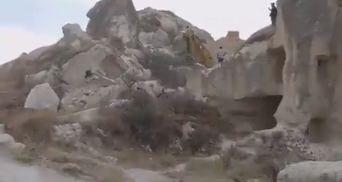 Peri bacaları yol yapılacak bahanesiyle yıkılıyor. Ne düşünüyorsunuz?