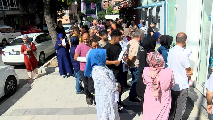 Sosyal konut projesine başvuru yapanlar bankalarda sıra oluşturdu! Siz başvuracak mısınız?