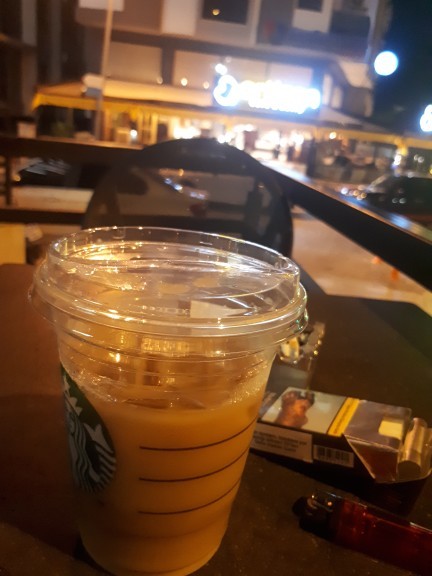 Tek başına cafeye bir şeyler içmeye gitmek özgüvensizlik ve yalnızlık mı?