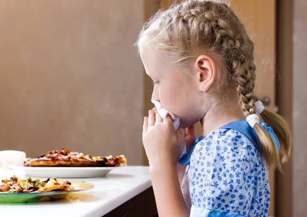 Disarida yemek yerken sürekli ağzınızı siler misiniz?