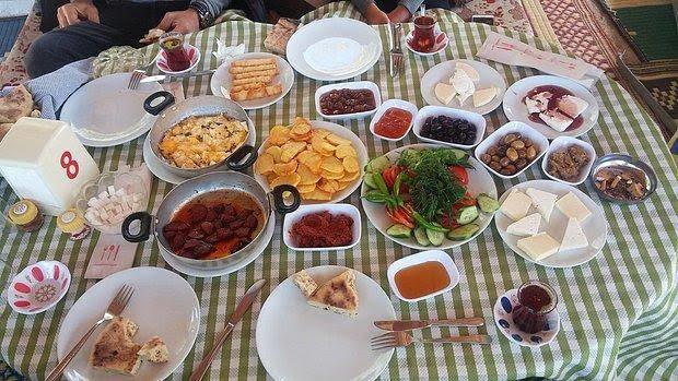 Yemeği masada mi yersiniz, sofrada mı?