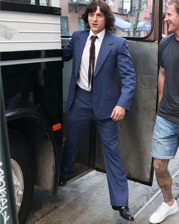 Tom Holland saçını uzatmış! Sizce de olduğundan büyük göstermemiş mi?