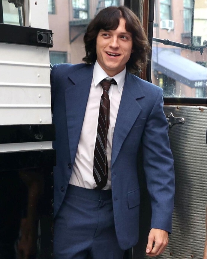 Tom Holland saçını uzatmış! Sizce de olduğundan büyük göstermemiş mi?