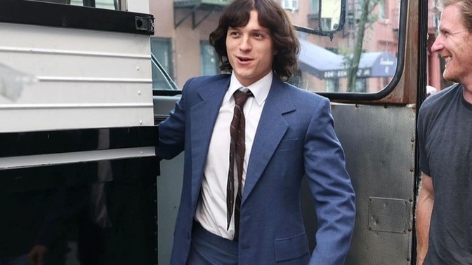 Tom Holland saçını uzatmış! Sizce de olduğundan büyük göstermemiş mi?