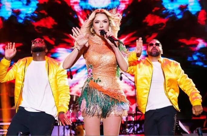 Hadise’nin Cesur Konser Dansı “Eski Hadise Döndü” Dedirtti. Hadise Yaşıtlarına Taş Çıkartmıyor Mu?