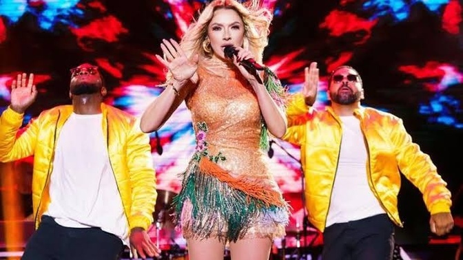 Hadise’nin Cesur Konser Dansı “Eski Hadise Döndü” Dedirtti. Hadise Yaşıtlarına Taş Çıkartmıyor Mu?