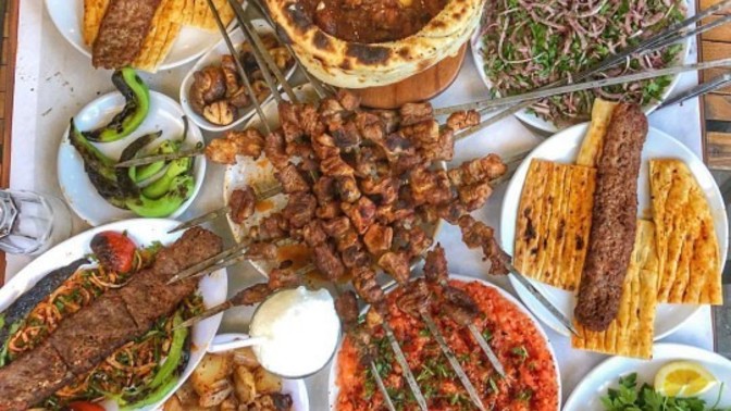 Böyle bir masada bana eşlik etmek ister miydin?