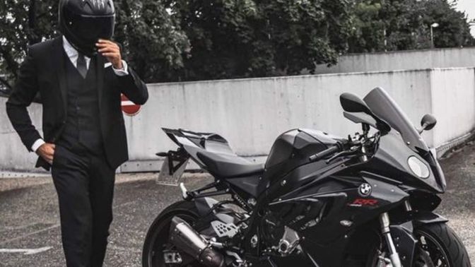 Takım elbise ile motor sürmenin çekici mi yoksa itici mi havası var?