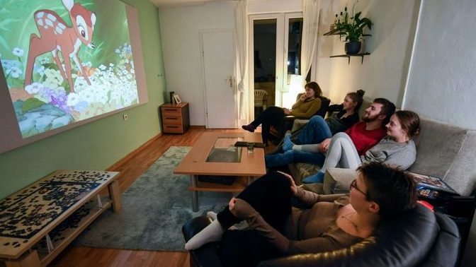 Dizi veya film izlerken çok konuşan insanları dışarıya atasınız oluyor mu?