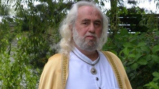 Mesih Hasan Mezarcı: İçki yasağı ve tesettürle ilgili dini ahkamı iptal etti düşünceleriniz?