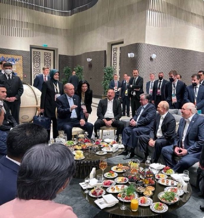 Türkiye de alkolü kötüleyen Recep tayyip erdoğanın şaraplı masa da ne işi var?