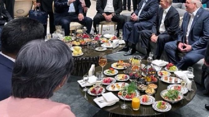 Türkiye de alkolü kötüleyen Recep tayyip erdoğanın şaraplı masa da ne işi var?