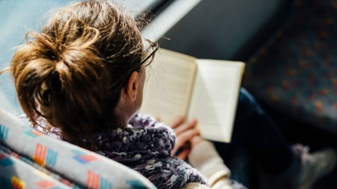Şehirler arası otobüs firmaları içecek yerine kitap dağıtsa güzel olmaz mıydı?