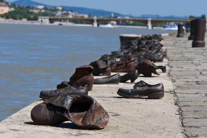 Budapeştede nehir kıyısındaki ayakkabıların hikayesini biliyor musunuz?