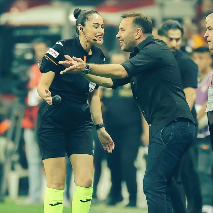 Türk futboluna kadın eli değdi! Galatasaray - Konyaspor maçının 4. hakemliğini Neslihan Muratdağı yaptı. Nasıl buldunuz?