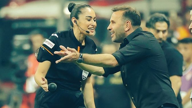 Türk futboluna kadın eli değdi! Galatasaray - Konyaspor maçının 4. hakemliğini Neslihan Muratdağı yaptı. Nasıl buldunuz?