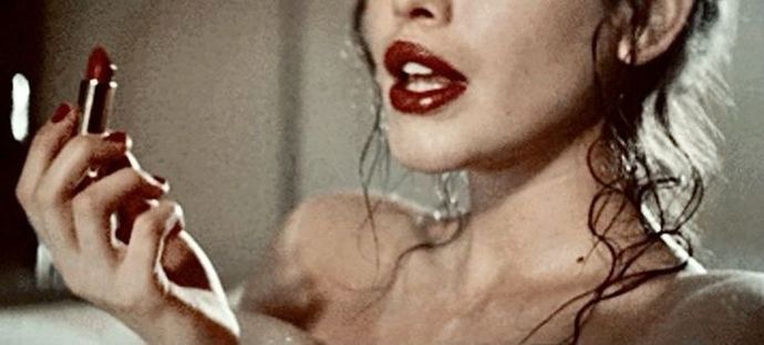 Kırmızı - bordo ruj sürmek için dolgun dudaklı mı olmak lazım?