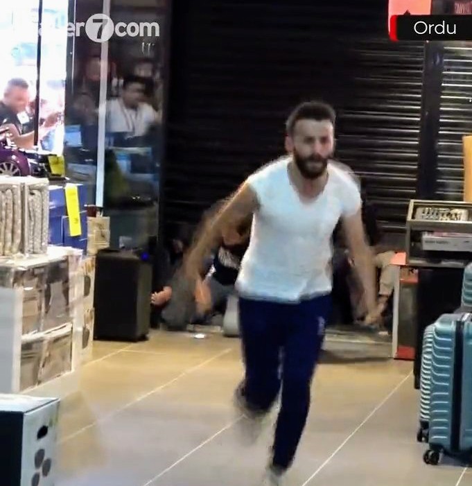 Ordu’da bir mağazanın indirimli iPhone satması izdihama yol açtı. iPhone kuyruğuna girer misiniz?