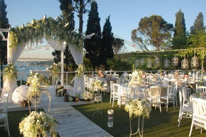 Kır düğünü mü yoksa bir hotelde havuz başı düğün mü?