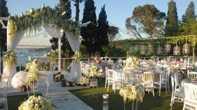 Kır düğünü mü yoksa bir hotelde havuz başı düğün mü?