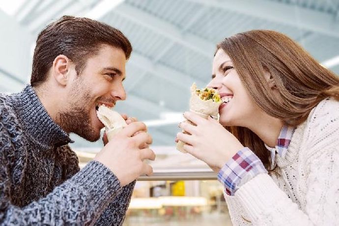 Yemek yerken birinin sizi izlemesinden rahatsız olur musunuz?