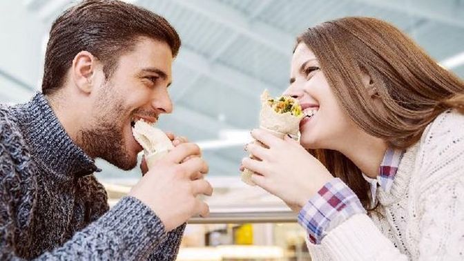 Yemek yerken birinin sizi izlemesinden rahatsız olur musunuz?