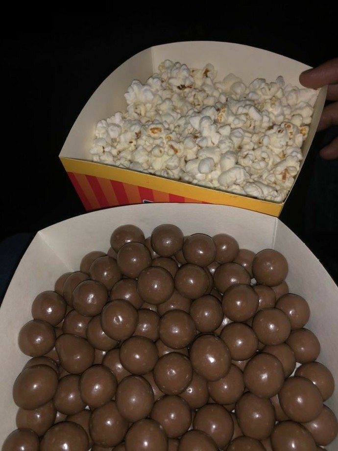 Film gecelerinin vazgeçilmez atıştırmalığı patlamış mısır mıdır yoksa çikolata mı?