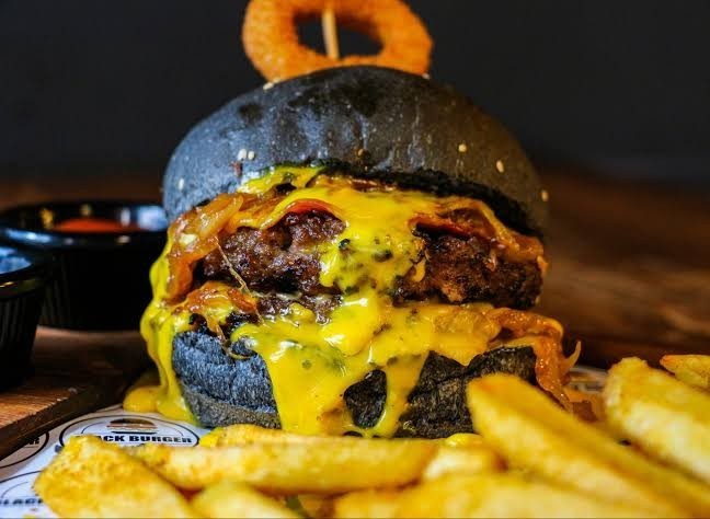 Siyah hamburger denediniz mi, dener misiniz?