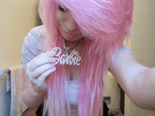Hem Barbie hem de Emo karışımı bir saç moda olsa kullanır mıydınız?