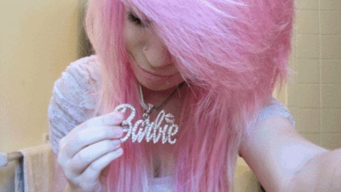 Hem Barbie hem de Emo karışımı bir saç moda olsa kullanır mıydınız?