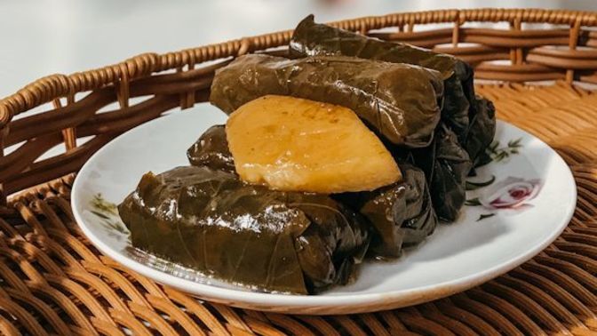 Kapınıza bir tabak sarma ile gelsem ne derdiniz?