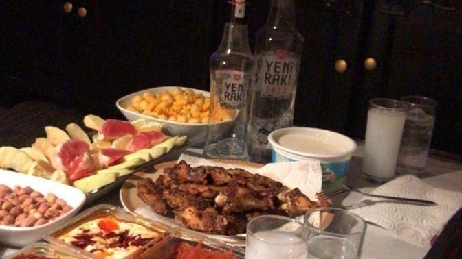 Namaz kılınan eve içkili gelen misafiri kabul eder misiniz?